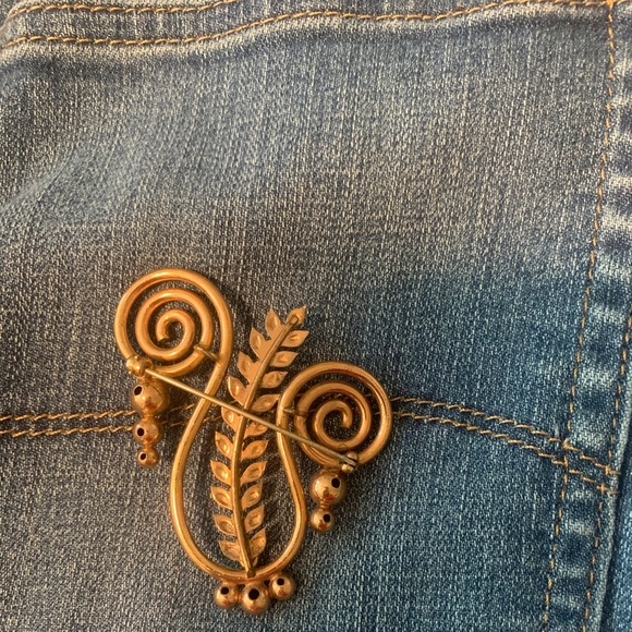 Vintage copper tone brooch with red stone. - Picture 9 of 9